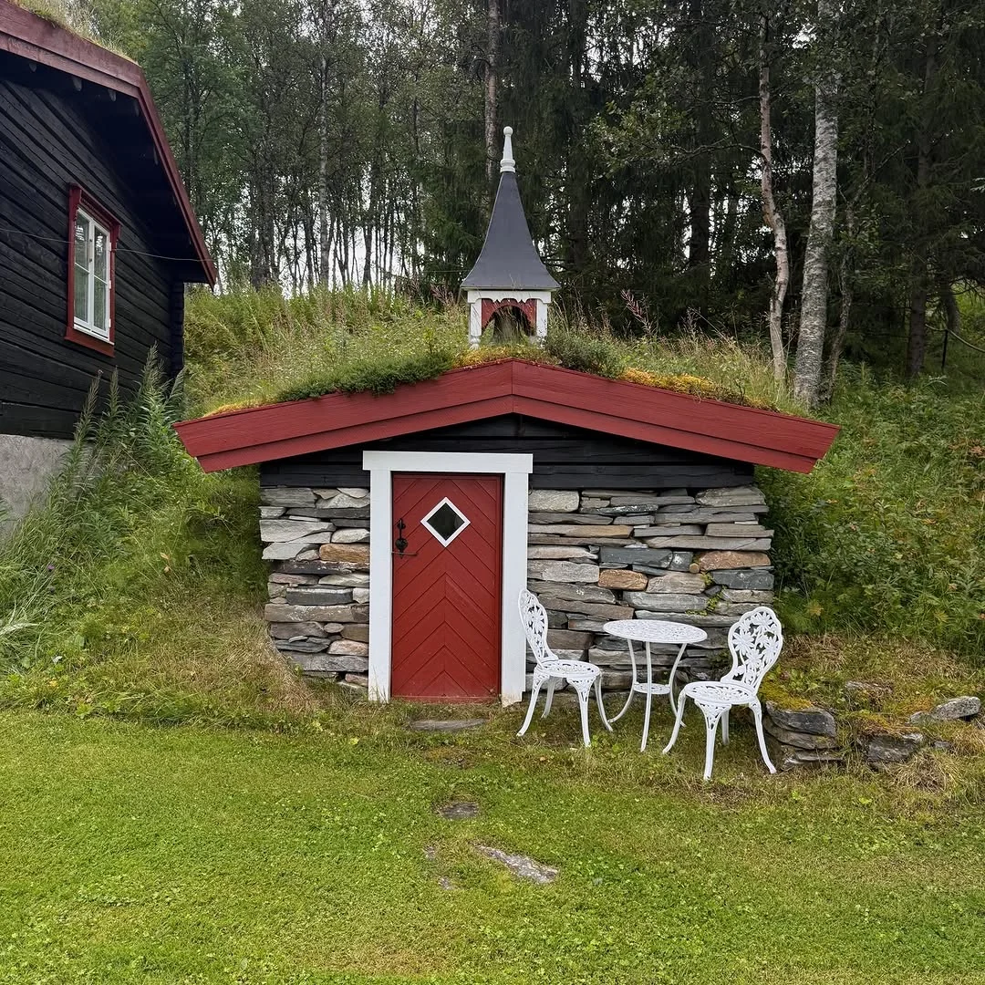 Traditional turf-roof build