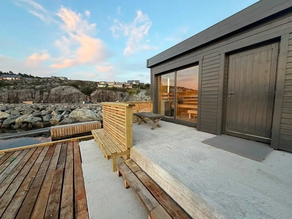 Coastal sauna cabin by the sea